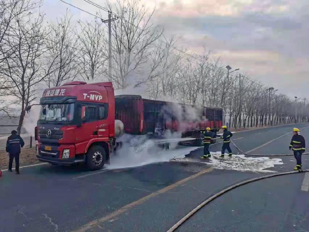 公司消防隊成功處置一起廠區(qū)外半掛貨車突發(fā)起火事件